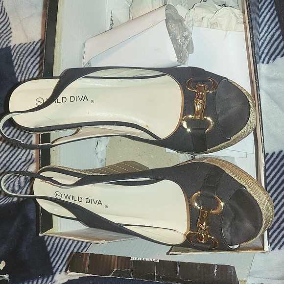 SHOES - Picture 3 of 3